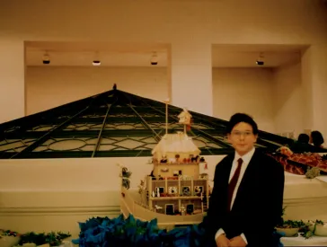 Ein Junge steht vor einer Rotunde, neben ihm eine Spielzeugarche