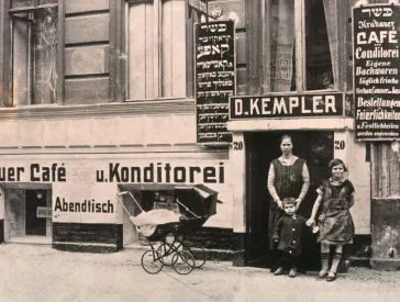 Das Gesch&auml;ft von David Kempler mit der Aufschrift &bdquo;Krakauer Caf&eacute; und Konditorei, Fr&uuml;hst&uuml;ck, Abendtisch&ldquo;