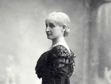 Historische Schwarz-Wei&szlig;-Fotografie von Bertha Pappenheim, stehend, sie tr&auml;gt ein dunkles Kleid.