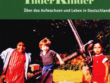 Auf dem Cover ist ein Foto von drei spielenden Kindern zu sehen 