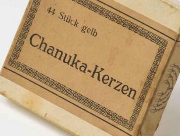  Ein Karton mit der Aufschrift „44 Stück gelb Chanuka Kerzen“