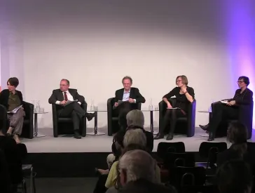 Podium mit f&uuml;nf Personen.