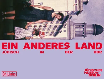 Buchcover, dessen eine Hälfte ein älteres Familienfoto vor dem Frankfurter Tor in Berlin zeigt, die andere Hälfte den Buchtitel: Ein anderes Land. Jüdisch in der DDR.