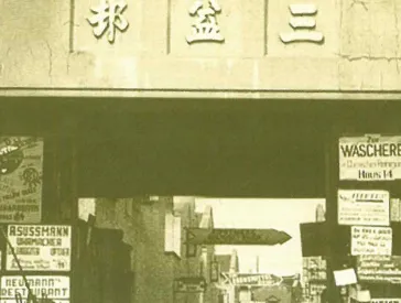 Schwarz-weiß Fotografie einer Straße in Shanghai.