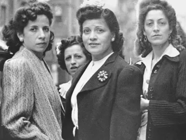 Schwarz-wei&szlig; Fotografie dreier junger Frauen.