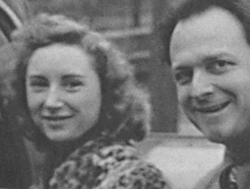 Schwarz-Weiß-Foto eines jungen Mannes und einer jungen Frau, beide lächeln.
