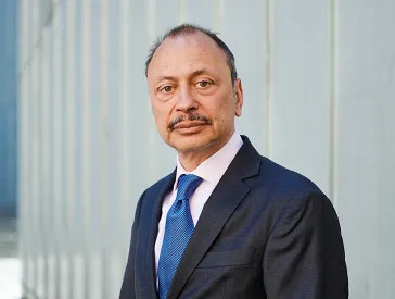 Porträt von Daniel Wildmann vor der Fassade des Libeskind-Baus.