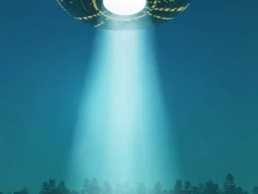 Eine Person steht auf einer Lichtung im Lichtkegel eines UFOs, das &uuml;ber ihm fliegt.