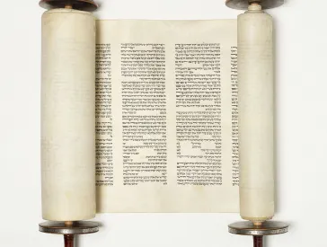 Tora Schriftrolle mit Holzgriffen und hebräischen Schriftzeichen