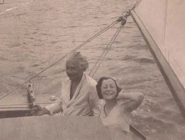 Schwarz-weiß Fotografie von Albert Einstein und einer jungen Frau (Irene Salinger) auf einem Segelboot.