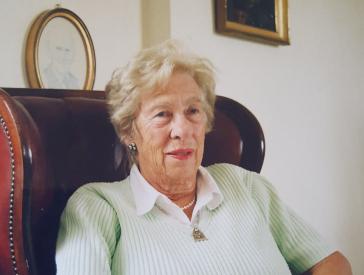Porträt einer älteren Frau im Lehnstuhl
