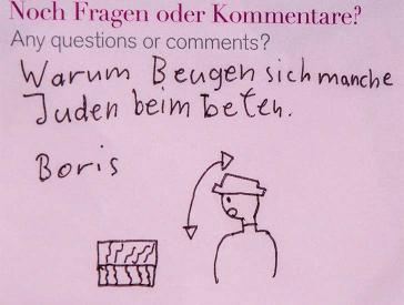 Pinke Post-it-Zettel mit Fragen und Kommentare zur Kopfbedeckung.