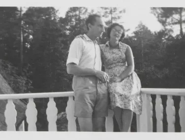 Auf dem Schwarz-Wei&szlig;-Foto sitzt Leonie im Sommerkleid auf der Balkonbr&uuml;stung. Walter steht neben ihr, hat den linken Arm um sie gelegt und h&auml;lt in der rechten Hand eine Zigarette.