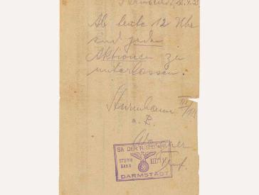 Handschriftliche Mitteilung, gestempelt und unterzeichnet von „SA-Sturmbann III/115 Wagner“. Text: Darmstadt, 25.4.1933. Ab heute 12 Uhr sind jede Aktionen zu unterlassen.“
