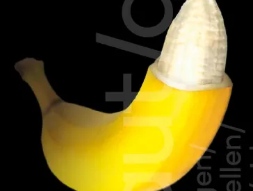 Eine Banane bei der die Schale an der Spitze entfernt wurde.