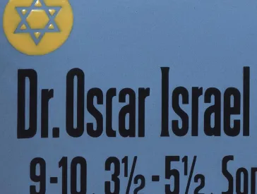 Ein blaues Schild mit Text.