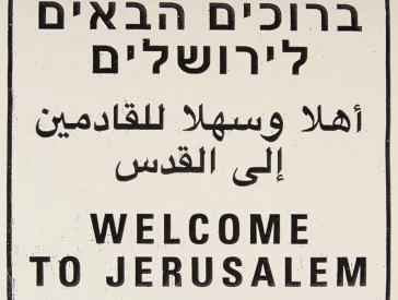Tastmodell des Straßenschilds „Welcome to Jerusalem“.