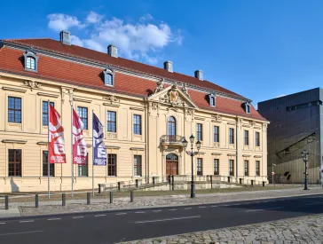 Altbau-Fassade des Jüdischen Museums Berlin von der Straße aus gesehen.