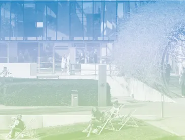 Graphic in blue-green tones: people on deckchairs in the museum garden, in the background the glass courtyard