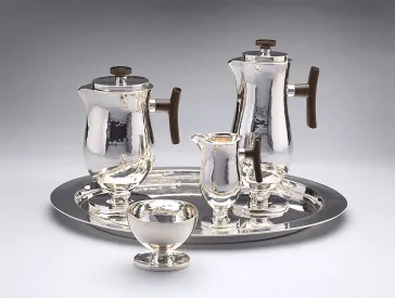 Silbernes Kaffee- und Teeservice bestehend aus Kaffeekanne, Teekanne, Sahnekännchen, Zuckerschale und Tablett