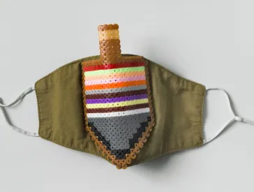 Mund-Nase-Maske mit aufgeklebten Dreidel aus Bügelperlen