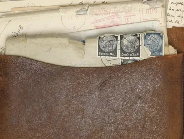 Eine Tasche gefüllt mit mehreren Briefen.