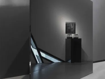 Ansicht einer schwarzen Glasvitrine