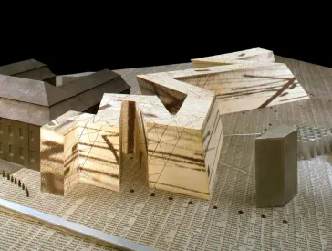 Architekturmodell des J&uuml;dischen Museums Berlin aus Holzwerkstoff und Karton mit bedrucktem und grau gef&auml;rbten Papier beklebt, auf dem Untergrund stehen viele Namen.