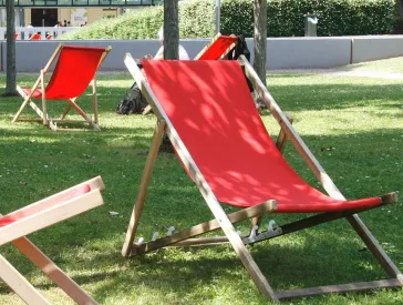 Rote Liegestühle stehen im Museumsgarten.
