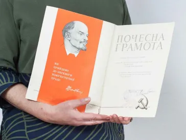 Zwei Hände halten eine Urkunde