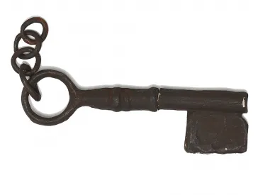 Dunkelbrauner Schlüssel aus Pappe mit einem zusammengerollten Zettel im Inneren