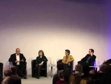 Podium mit vier Frauen und zwei M&auml;nnern.