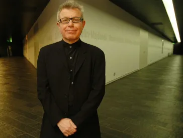 Portrait of Daniel Libeskind in the axes of the new building of the Jewish Museum.