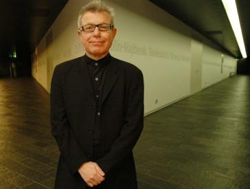 Porträt von Daniel Libeskind in den Achsen des Neubaus des Jüdischen Museums