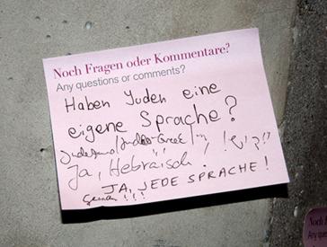 Ein pinker Post-it-Zettel mit der Frage des Monats: „Haben Juden eine eigene Sprache?“