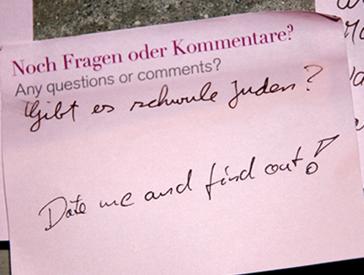 Post-it mit der handschriftlichen Frage „Gibt es schwule Juden?“ un der Antwort „Date me and find out!“