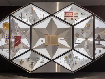 Diamantförmige Vitrine mit Judaica-Objekten
