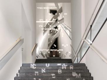 Treppe zur Dauerausstellung