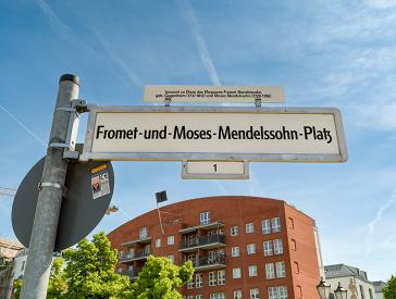 Straßenschild mit der Aufschrift: Fromet-und-Moses-Mendelssohn-Platz