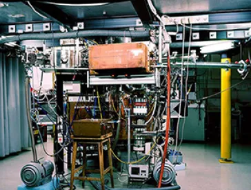 A machine with many cables.