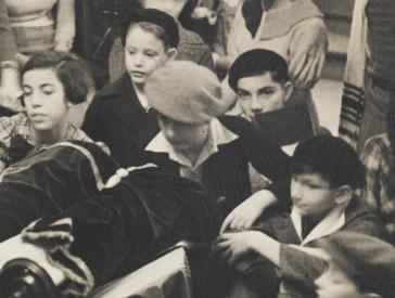 Schwarz-weiß-Fotografie einer Gruppe Kinder.