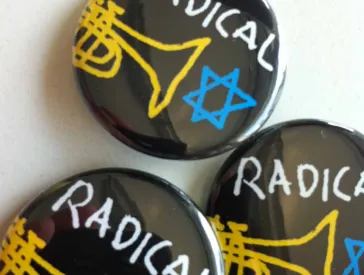 Anstecker mit der Aufschrift Radical.