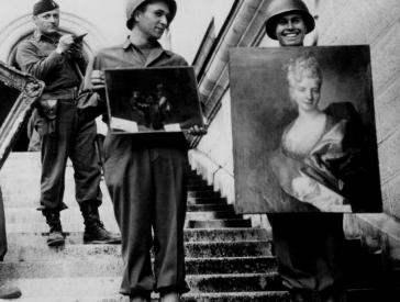 Soldaten auf einer Treppen, sie tragen Kunstwerke.