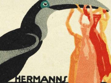 Reklamemarke der Firma Hermanns & Froitzheim, die einen Tukan zeigt.  Der Vogel trägt rote, gelbe und orange Krawatten im Schnabel
