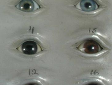 Augentabelle mit verschiedenen Irisfarben.