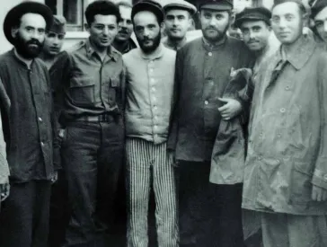 Schwarz-Weiß-Foto, eine Gruppe Männer.