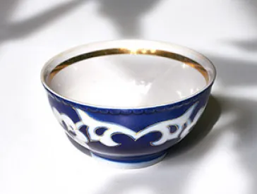 Blue and white tea bowl, inside with gold rim.