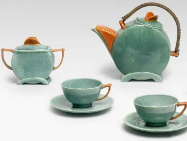 Grün-oranges Teeservice, Art Déco, mit Kanne, zwei Tassen mit Untertellern, Zuckerdose und Milchkännchen von Kadar Ltd.