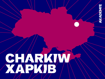 Die Umrisse der Ukraine als berryfarbene Farbfläche, der Hintergrund blau, Weißer Schriftzug Charkiw auf Deutsch und Ukrainisch.