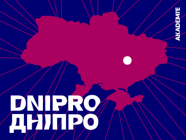 Die Umrisse der Ukraine als berryfarbene Farbfläche, der Hintergrund blau, Weißer Schriftzug Dnipro auf Deutsch und Ukrainisch.